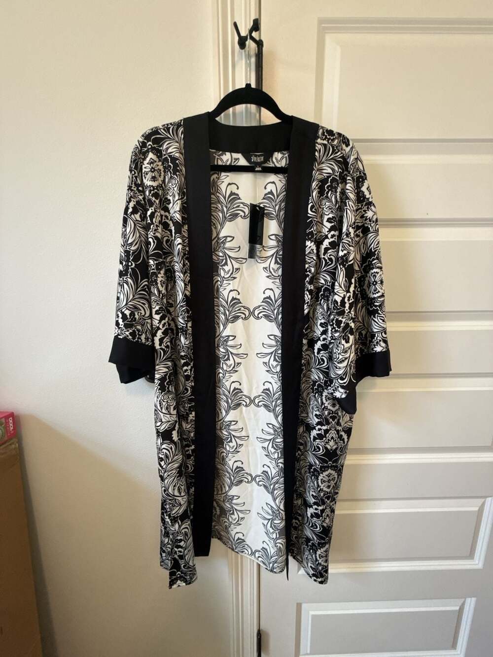 Slim Factor by Investments Black and White Floral Print Kimono Cardigan